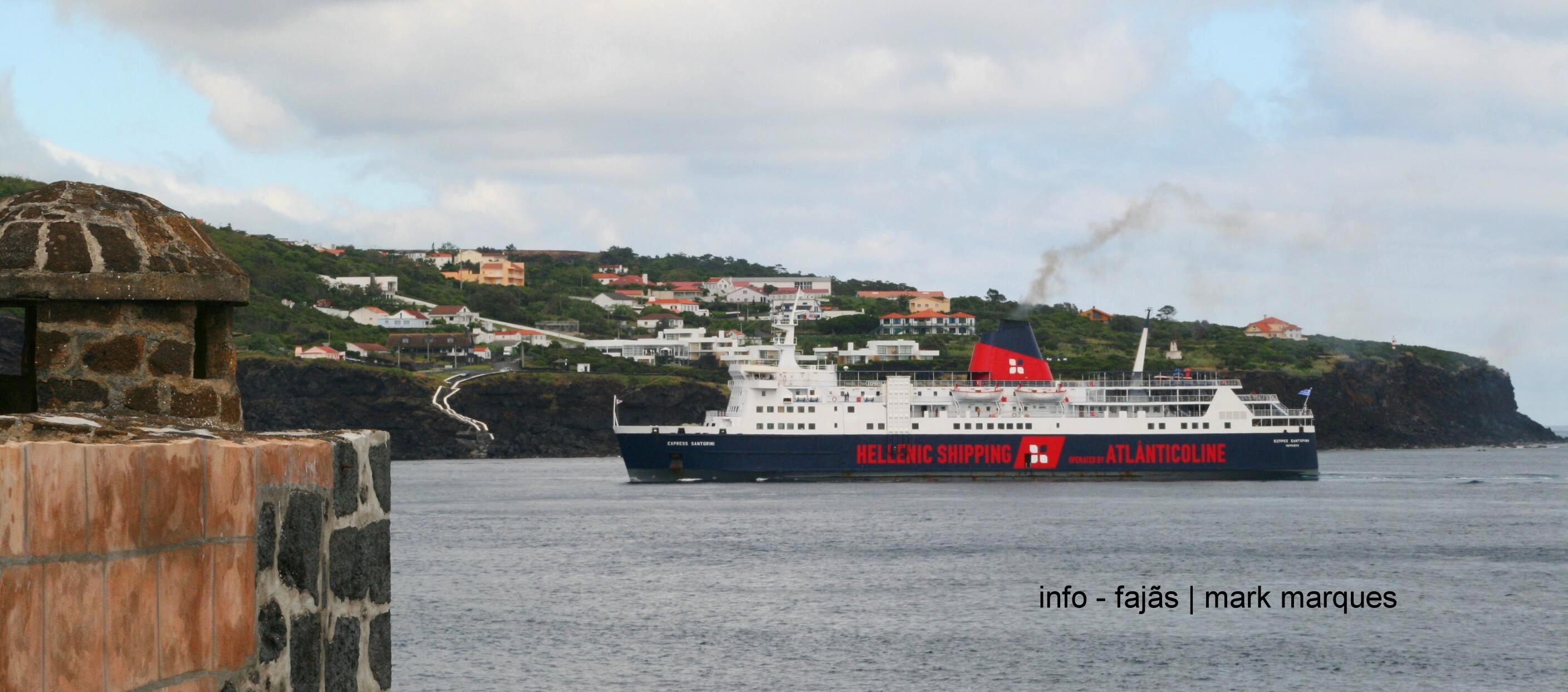 Navio Express Santorini a dar entrada na baía das Velas, Ilha de São Jorge (Açores).
