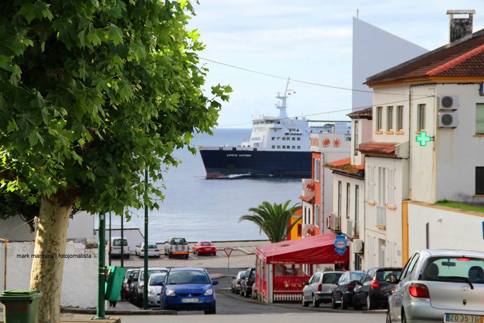 Chegada do Ferrie Boat à Baía das Velas, Ilha de São Jorge (Açores).
