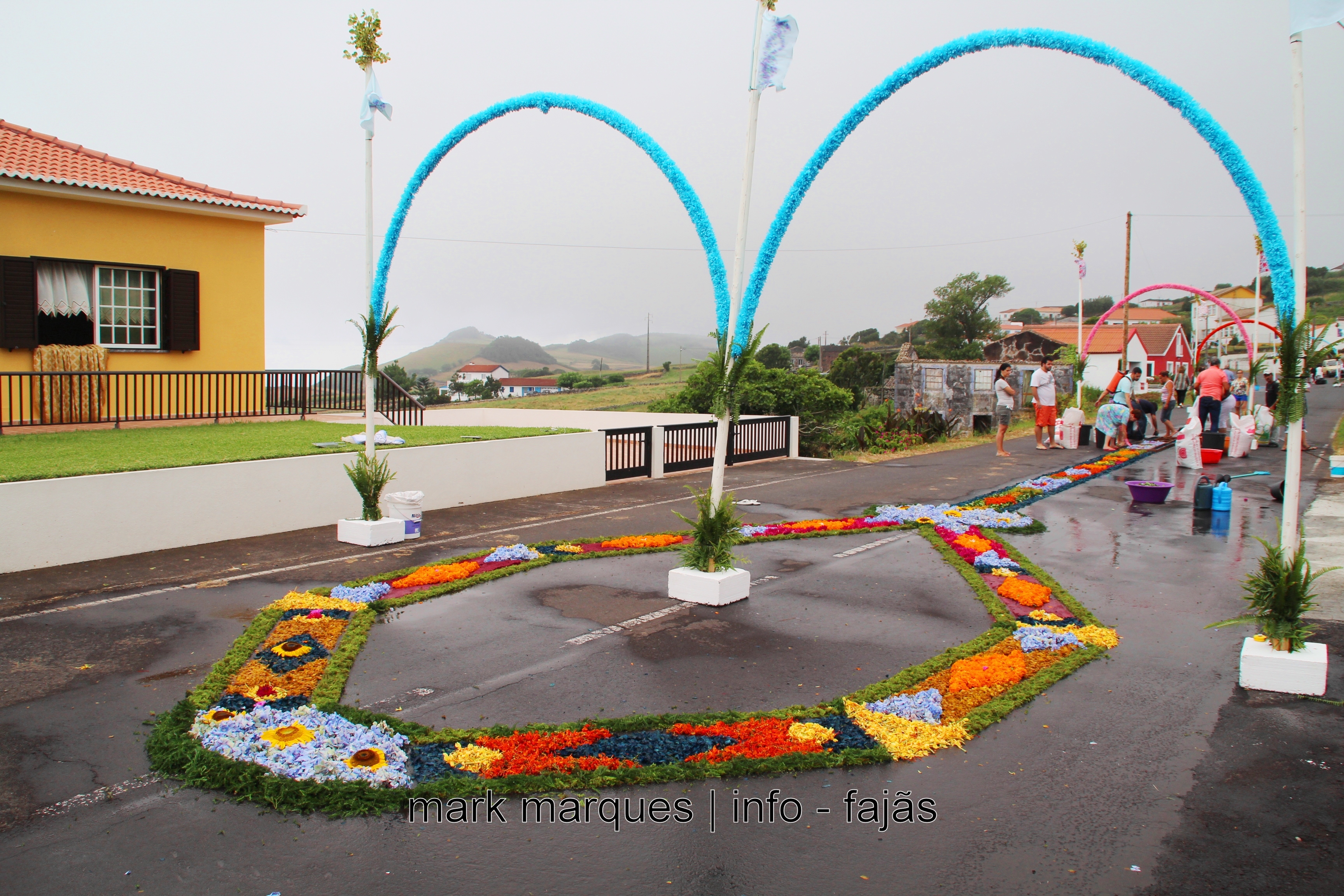 FIÉIS FAZEM TAPETES PARA PROCISSÃO – ROSAIS – ILHA DE SÃO JORGE (reportagem fotográfica)