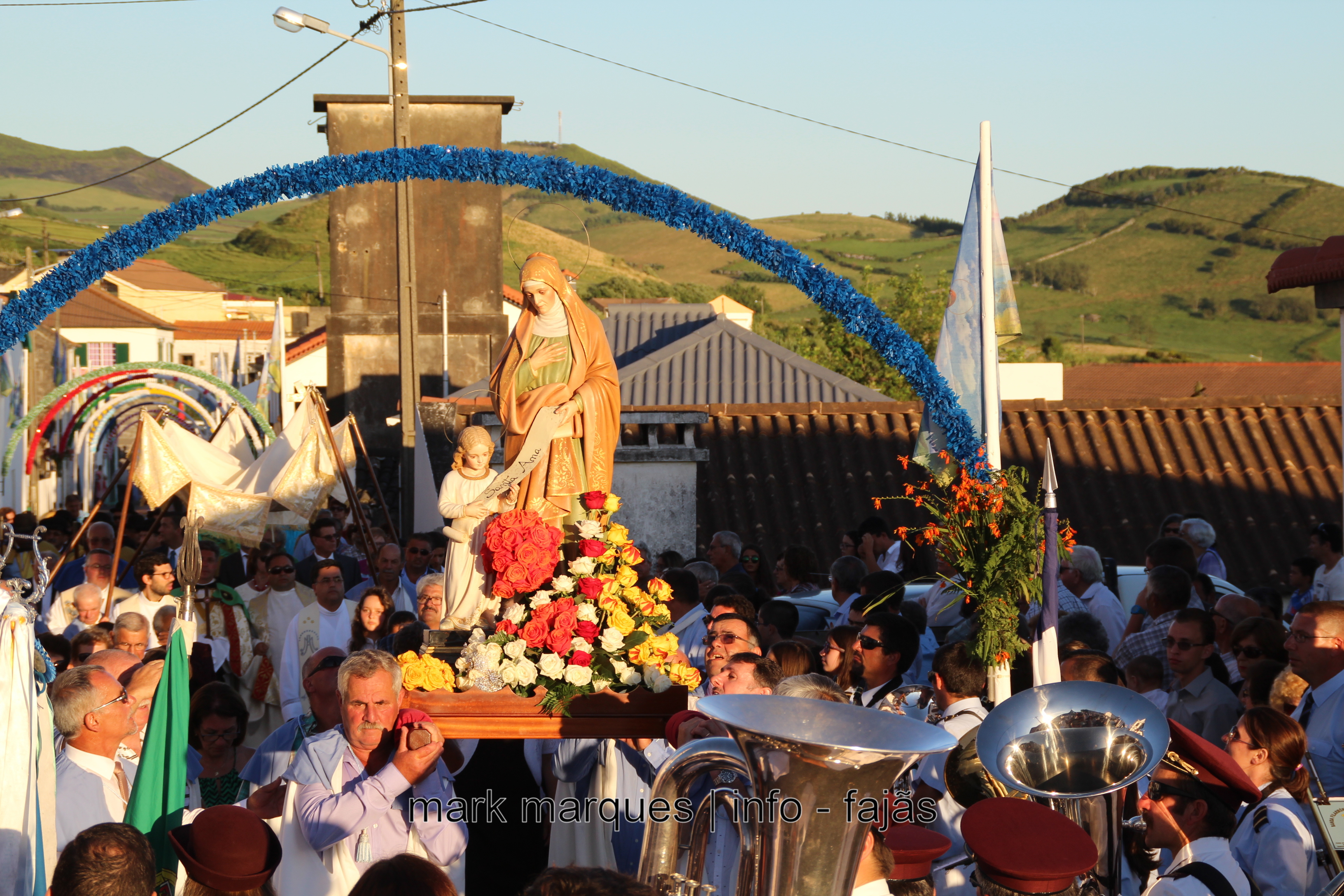 PROCISSÃO EM HONRA DE SANT`ANA – BEIRA (VELAS) Ilha de S. Jorge. (reportagem fotográfica)