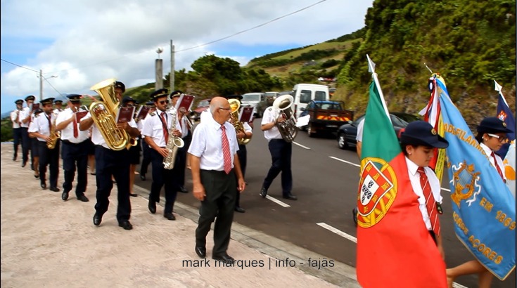 BANDA FILARMÓNICA CLUBE UNIÃO (TOPO) CUMPRIMENTA O CENTRO SOCIAL DOS LOURAIS (c/ vídeo)