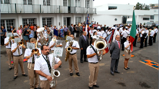 BANDA FILARMÓNICA NOVA ALIANÇA (VELAS) CUMPRIMENTA IGREJA DOS ROSAIS. (c/vídeo)