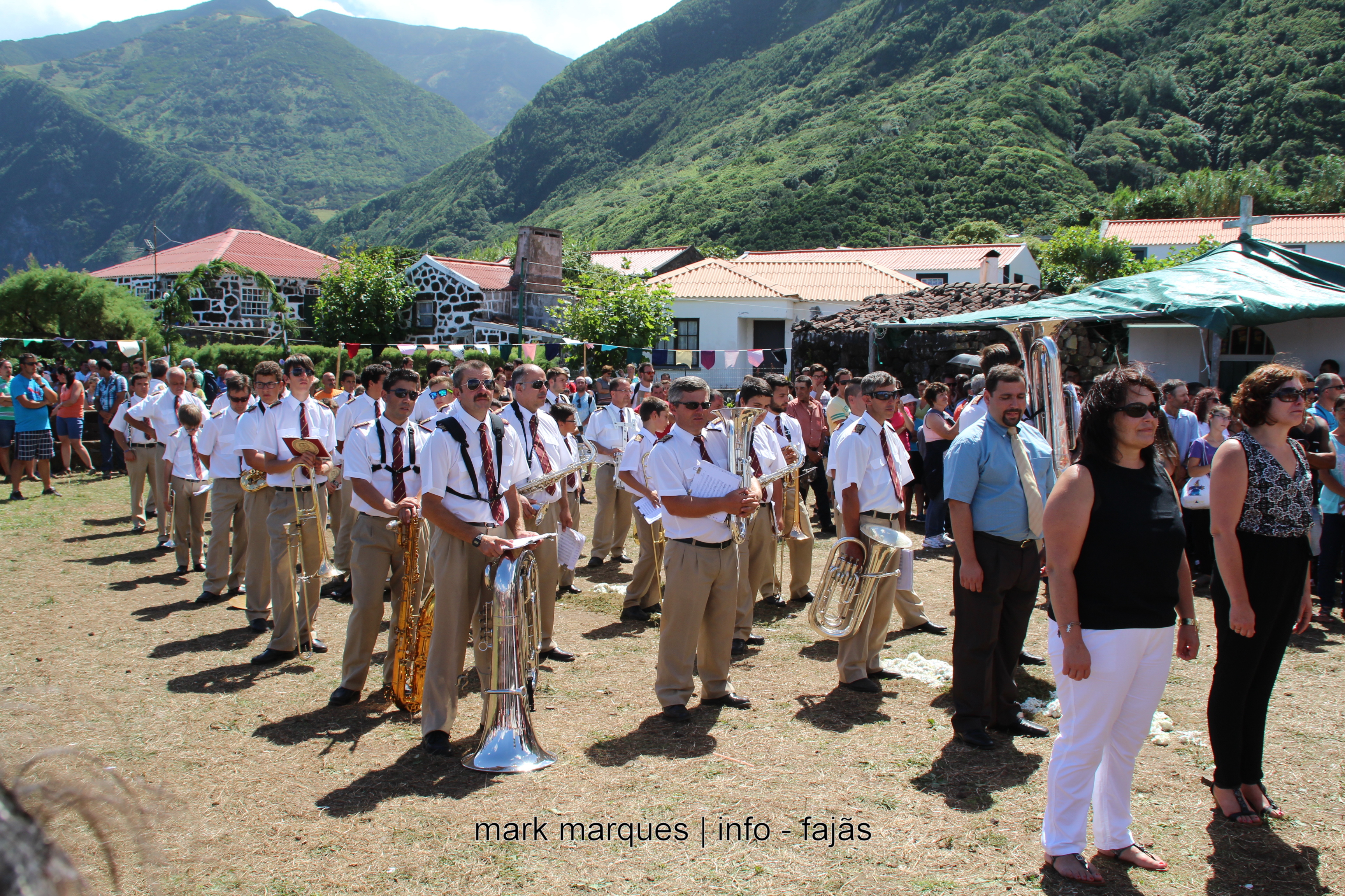 BANDA FILARMÓNICA EXECUTA HINO DO SENHOR SANTO CRISTO DOS MILAGRES – FAJÃ DA CALDEIRA DO SANTO CRISTO – ILHA DE SÃO JORGE. (c/ vídeo)