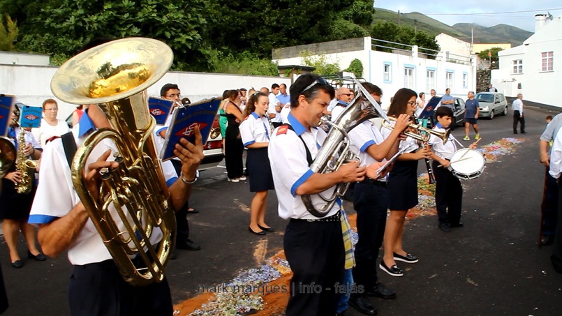BANDA FILARMÓNICA UNIÃO URZELINENSE SAÚDA IMAGEM SRA DA ENCARNAÇÃO. (c/ vídeo)