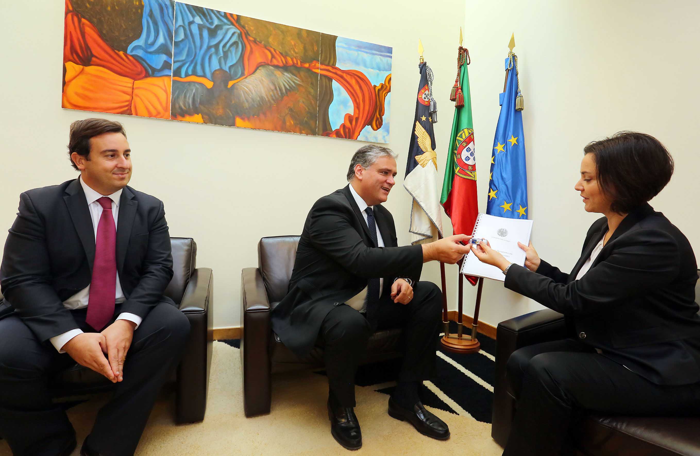 Vasco Cordeiro entrega proposta de Programa de Governo à Presidente da Assembleia Legislativa