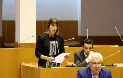 Catarina Cabeceiras denuncia: Há mais de 1365 toneladas de queijo de São Jorge “entulhado” por falta de escoamento