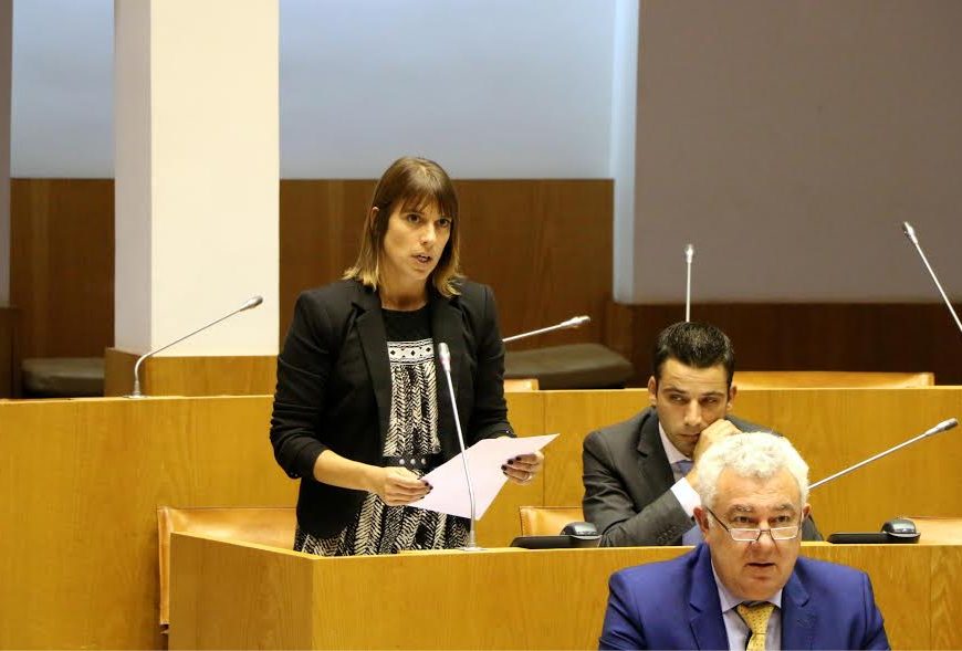 Catarina Cabeceiras denuncia: Há mais de 1365 toneladas de queijo de São Jorge “entulhado” por falta de escoamento