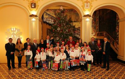 Crianças cumprem tradição de inaugurar Árvore de Natal da Presidência do Governo