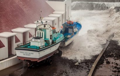 Ondulação forte provoca danos e fecha porto na Madalena – Ilha do Pico