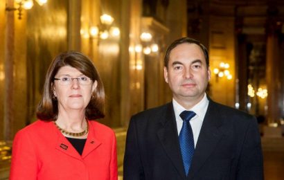 Berta Cabral e António Ventura querem simplificar reembolsos nos transportes aéreos.