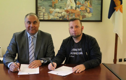 Presidente do Município da Madalena, José António Soares e o diretor artístico da MiratecArts, Terry Costa assinam protocolo de parceria para 2017.