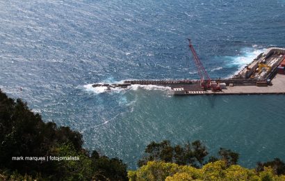 A AGITAÇÃO MARÍTIMA PROVOCA ESTRAGOS NA NOVA OBRA DO PORTO DAS VELAS – Ilha de São Jorge