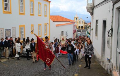 CATEQUESE DAS VELAS PROMOVE COROAÇÃO DO DIVINO ESPÍRITO SANTO – Velas – Ilha de São Jorge. (c/ reportagem fotográfica)