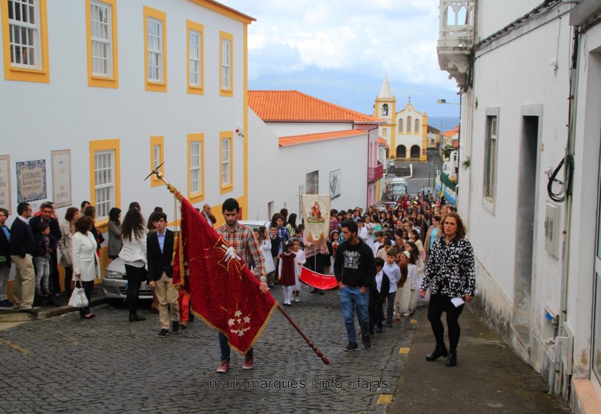 CATEQUESE DAS VELAS PROMOVE COROAÇÃO DO DIVINO ESPÍRITO SANTO – Velas – Ilha de São Jorge. (c/ reportagem fotográfica)
