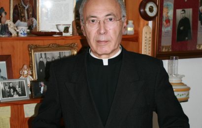 Padre açoriano (Manuel Garcia da Silveira) entrega  livro ao Papa e a Marcelo