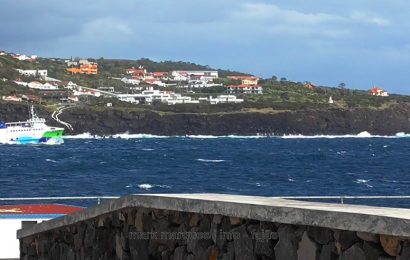 FERRY BOAT A ZARPAR DO PORTO DAS VELAS – ILHA DE SÃO JORGE (Açores) (c/ vídeo)