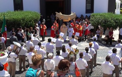 BANDA FILARMÓNICA NOVA ALIANÇA SAÚDA O SANTÍSSIMO – Velas – Ilha de São Jorge. (c/ vídeo)