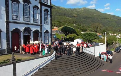 BANDA FILARMÓNICA UNIÃO URZELINENSE SAÚDA O SANTÍSSIMO – Urzelina – Ilha de São Jorge. (c/ vídeo)