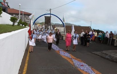 BANDA FILARMÓNICA DE SANTO AMARO DESFILA NAS FESTAS DE SANTA ANA – BEIRA – Ilha de São Jorge (c/ vídeo)
