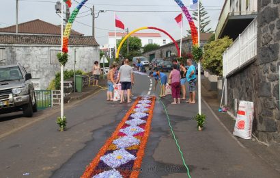 FIÉIS FAZEM TAPETES PARA RECEBER SANTA ANA – FESTAS DE SANTA ANA – BEIRA – Ilha de São Jorge (c/ reportagem fotográfica)
