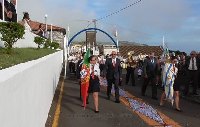 BANDA FILARMÓNICA UNIÃO ROSALENSE DESFILA NAS FESTAS DE SANTA ANA – BEIRA – Ilha de São Jorge (c/ vídeo)