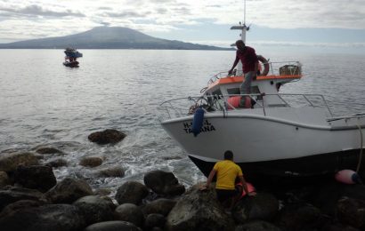 AUTORIDADE MARÍTIMA SOCORRE EMBARCAÇÃO DE PESCA ENCALHADA NA ILHA DO FAIAL