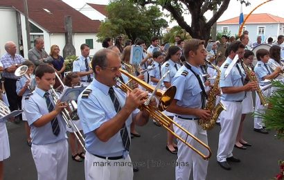 BANDA FILARMÓNICA CUMPRIMENTA IGREJA DA BOA HORA – SANTO AMARO – Ilha de São Jorge (c/ vídeo)