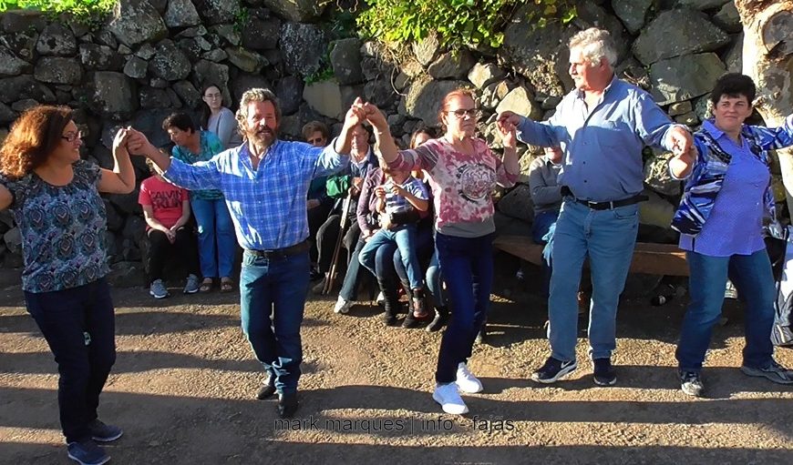 “CHAMARRITA” – FAJÃ DA SARAMAGUEIRA (Festa de São Martinho) – Ilha de São Jorge (c/ vídeo) “CHAMARRITA” – FAJÃ DA SARAMAGUEIRA (Festa de São Martinho) – Ilha de São Jorge (c/ vídeo)