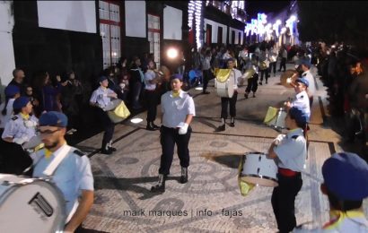 CHARANGA DA ASSOCIAÇÃO HUMANITÁRIA DOS BOMBEIROS VOLUNTÁRIOS DAS VELAS ABRE O DESFILE NO “DIA DAS MONTRAS” (c/ vídeo)