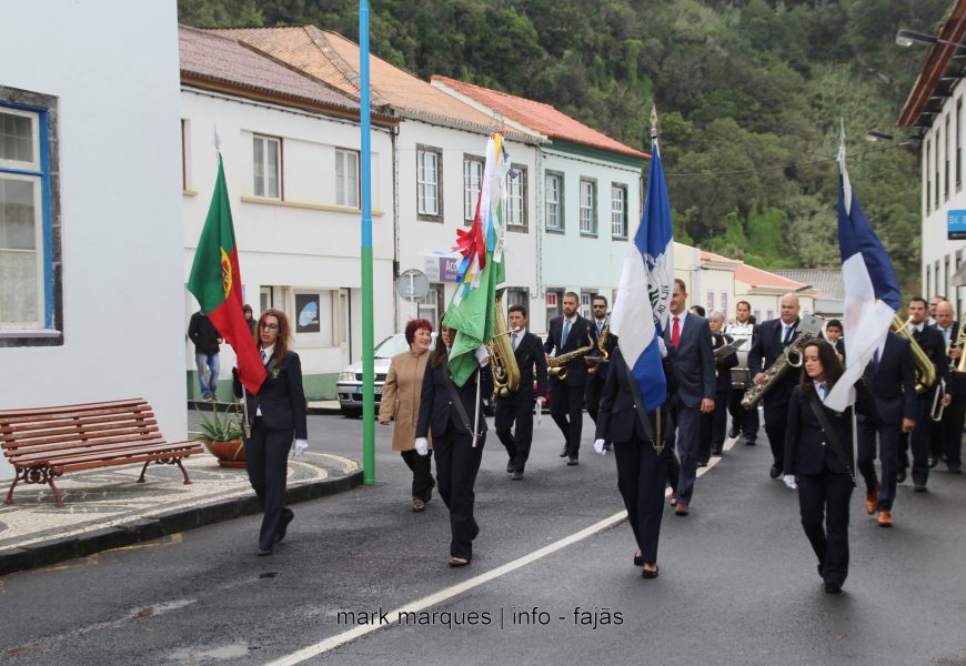 BANDA FILARMÓNICA DA SOCIEDADE ESTÍMULO DESFILA NAS FESTAS DE SANTA CATARINA – VILA DA CALHETA – Ilha de São Jorge (c/ vídeo)