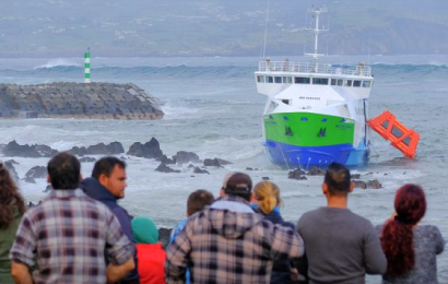 Embarcação de passageiros encalhou na Ilha do Pico com 70 pessoas a bordo (61 passageiros e 9 tripulantes) mas já estão todos a salvo e em segurança.