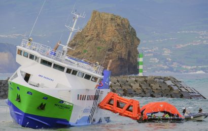 Navio que liga Faial ao Pico encalhado junto ao porto da Madalena – Ilha do Pico
