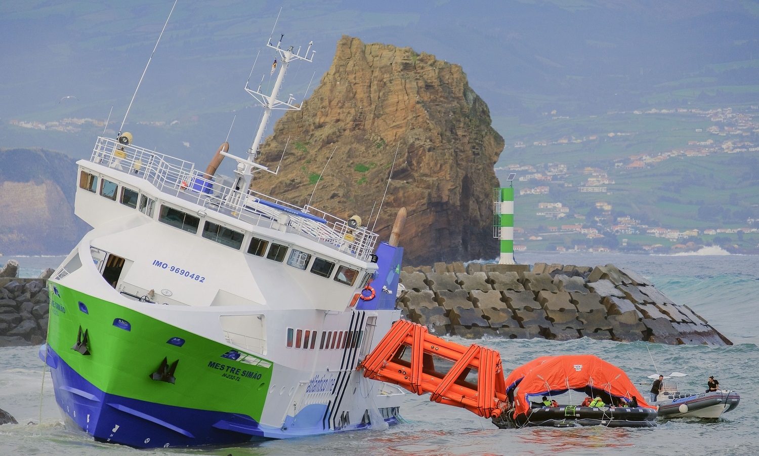 O navio "Mestre Simão", que fazia a ligação entre Faial e Pico, nos Açores, encalhou junto ao porto da Vila, disse à Lusa o presidente da Câmara Municipal da Madalena, referindo que os passageiros estão a ser retirados, 06 de janeiro de 2018. LINO BORGES/LUSA