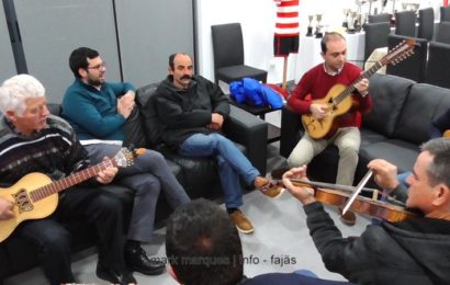 TOCADORES AFINAM AS VIOLAS E AQUECEM AS VOZES – Rosais – Ilha de São Jorge (c/ vídeo)