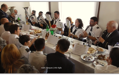 RECREIO TOPENSE SAÚDA CONVIDADOS NO FIM DO ALMOÇO DO DIVINO ESPÍRITO SANTO – Vila do Topo – Ilha de São Jorge (c/ vídeo)