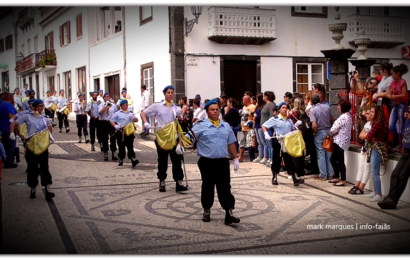 CHARANGA DA ASSOCIAÇÃO HUMANITÁRIA DOS BOMBEIROS VOLUNTÁRIOS DAS VELAS EM DESFILE – Vila das Velas – Ilha de São Jorge (c/ vídeo)
