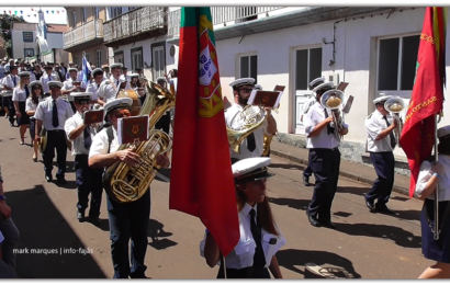 BANDAS FILARMÓNICAS ACOMPANHAM MORDOMOS ATÉ À CASA DO DIVINO ESPÍRITO SANTO – Santo Antão – Ilha de São Jorge (c/ vídeo)