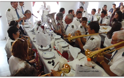 NOVA ALIANÇA SAÚDA CONVIDADOS DURANTE ALMOÇO DO DIVINO ESPÍRITO SANTO – Santo Antão – Ilha de São Jorge  (c/ vídeo)