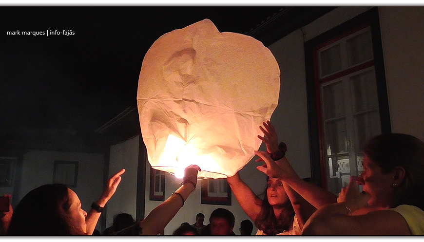 PEQUENADA EUFÓRICA COM O LANÇAMENTO DOS BALÕES NO ARRAIAL DE SÃO JOÃO – Vila das Velas – Ilha de São Jorge (c/ vídeo) PEQUENADA EUFÓRICA COM O LANÇAMENTO DOS BALÕES NO ARRAIAL DE SÃO JOÃO – Vila das Velas – Ilha de São Jorge (c/ vídeo)