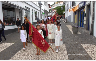 CORTEJO DE COROAÇÃO – IMPÉRIO DA QUINTA-FEIRA DA SANTÍSSIMA TRINDADE – Velas – Ilha de São Jorge (c/ vídeo)