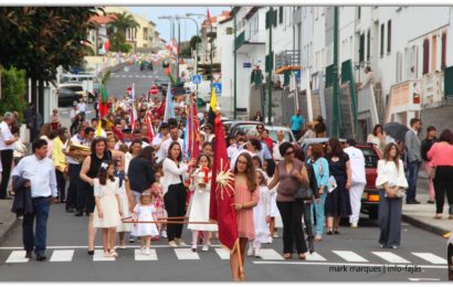 CORTEJO DE COROAÇÃO (14 COROAS) – IMPÉRIO DO LIVRAMENTO – Vila das Velas – Ilha de São Jorge (c/ vídeo)
