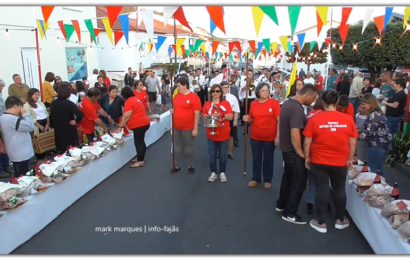 DISTRIBUIÇÃO DE “ESMOLAS” PARTILHA – IMPÉRIO DO LIVRAMENTO – Vila das Velas – Ilha de São Jorge (c/ vídeo)