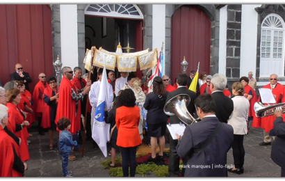 BANDA FILARMÓNICA UNIÃO URZELINENSE SAÚDA O SANTÍSSIMO – Urzelina – Ilha de São Jorge (c/ vídeo)