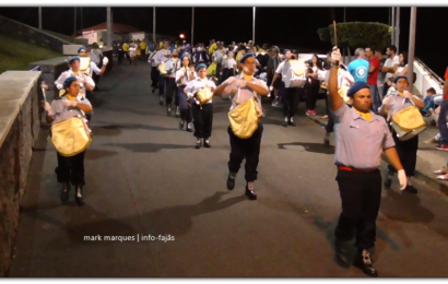 CHARANGA DA ASSOCIAÇÃO HUMANITÁRIA DOS BOMBEIROS V. VELAS DESFILA NAS FESTAS DE ROSAIS /2018 – Ilha de São Jorge (c/ vídeo)