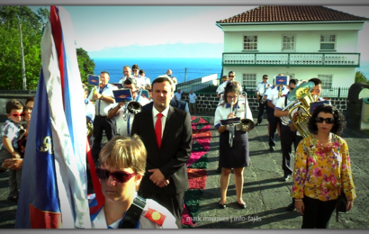 UNIÃO URZELINENSE CUMPRIMENTA IGREJA DE SÃO MATEUS – Urzelina – Ilha de São Jorge (c/ vídeo)