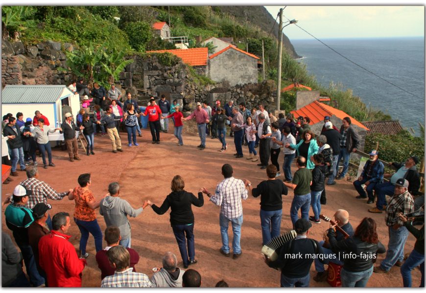 “CHAMARRITA” – FESTA DE SÃO MARTINHO NA FAJÃ DA SARAMAGUEIRA – Santo Antão – Ilha de São Jorge (c/ vídeo) “CHAMARRITA” – FESTA DE SÃO MARTINHO NA FAJÃ DA SARAMAGUEIRA – Santo Antão – Ilha de São Jorge (c/ vídeo)