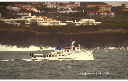 O “velhinho” CRUZEIRO DO CANAL a zarpar do Porto das Velas – Ilha de São Jorge (c/ vídeo)
