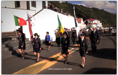BANDA FILARMÓNICA “RECREIO TOPENSE” DESFILA NA FESTA DE SANTA CATARINA – Vila da Calheta – Ilha de São Jorge (c/ vídeo)
