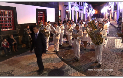 “BANDA FILARMÓNICA DE SANTO AMARO” DESFILA NO DIA DAS MONTRAS – Vila das Velas – Ilha de São Jorge (c/ vídeo)