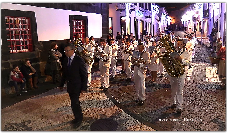 “BANDA FILARMÓNICA DE SANTO AMARO” DESFILA NO DIA DAS MONTRAS – Vila das Velas – Ilha de São Jorge (c/ vídeo)